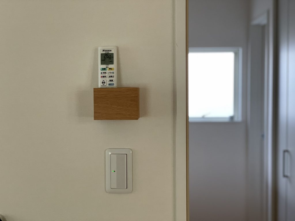 無印良品
壁に付けられる家具ポケット
エアコンのリモコン