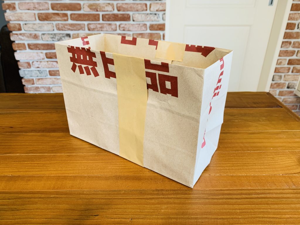 紙袋の長さを調節して収納ボックスにする方法