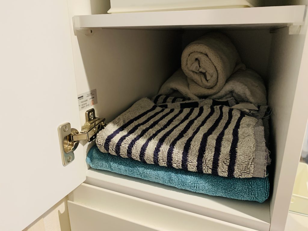 洗面所のリネン庫にバスマットとバスタオルを収納
