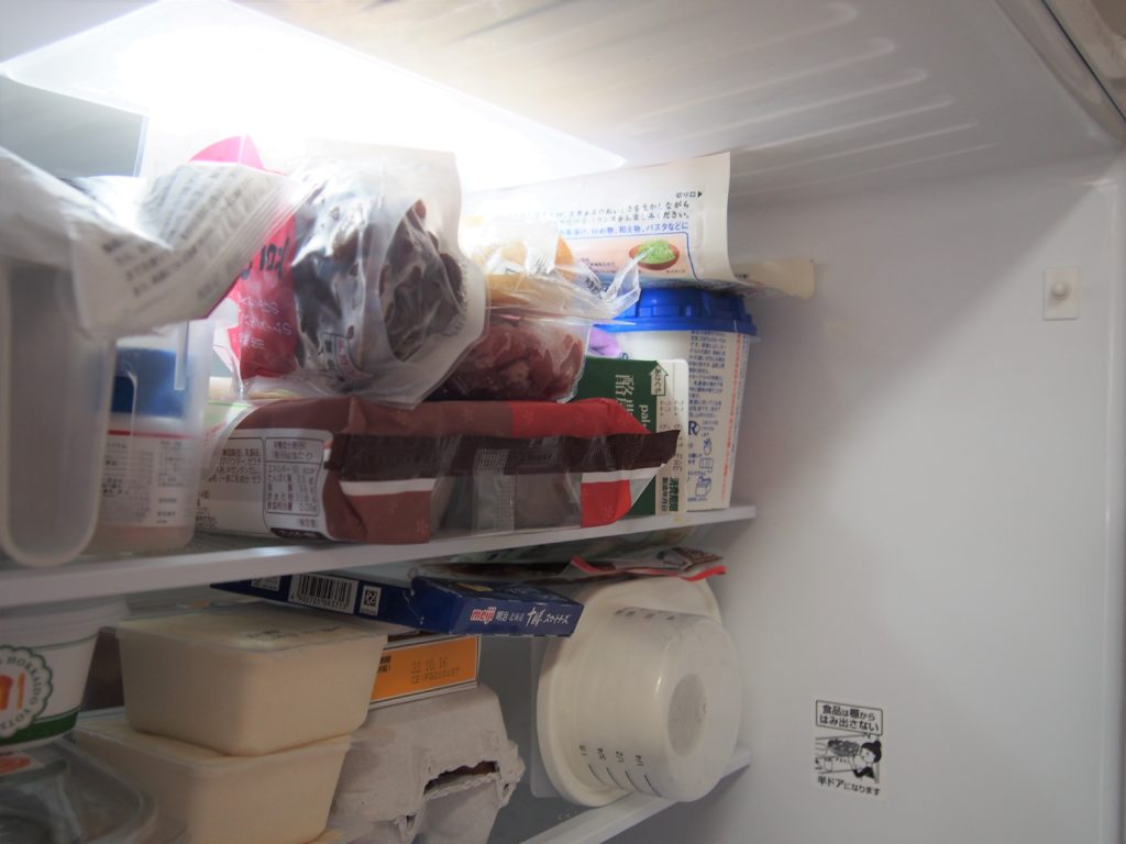 詰め込み過ぎな冷蔵庫
